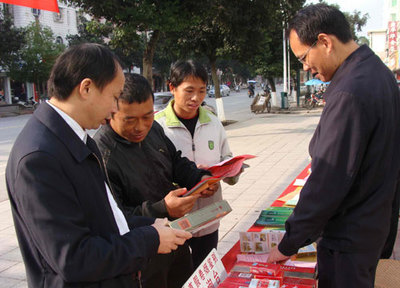 普法宣傳進(jìn)萬(wàn)家，法治煙草促和諧——各地?zé)煵莶块T多形式開(kāi)展“12·4”國(guó)家憲法日法制宣傳活動(dòng)